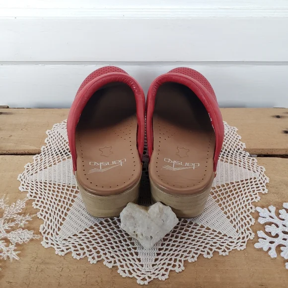 ⚘AvaiLable⚘inQuire!⚘RED Dansko Pro Sonja Perforated Honey Clogs Brass Studs Boho - Picture 9 of 13
